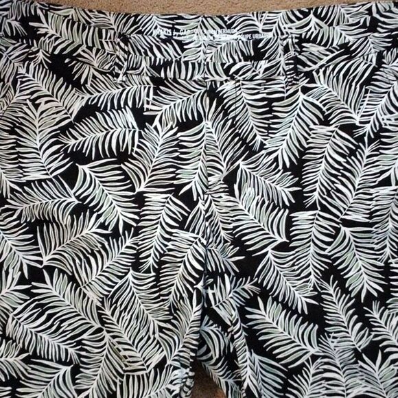 Khakis by Gap Leafy Shorts - Picture 2 of 9